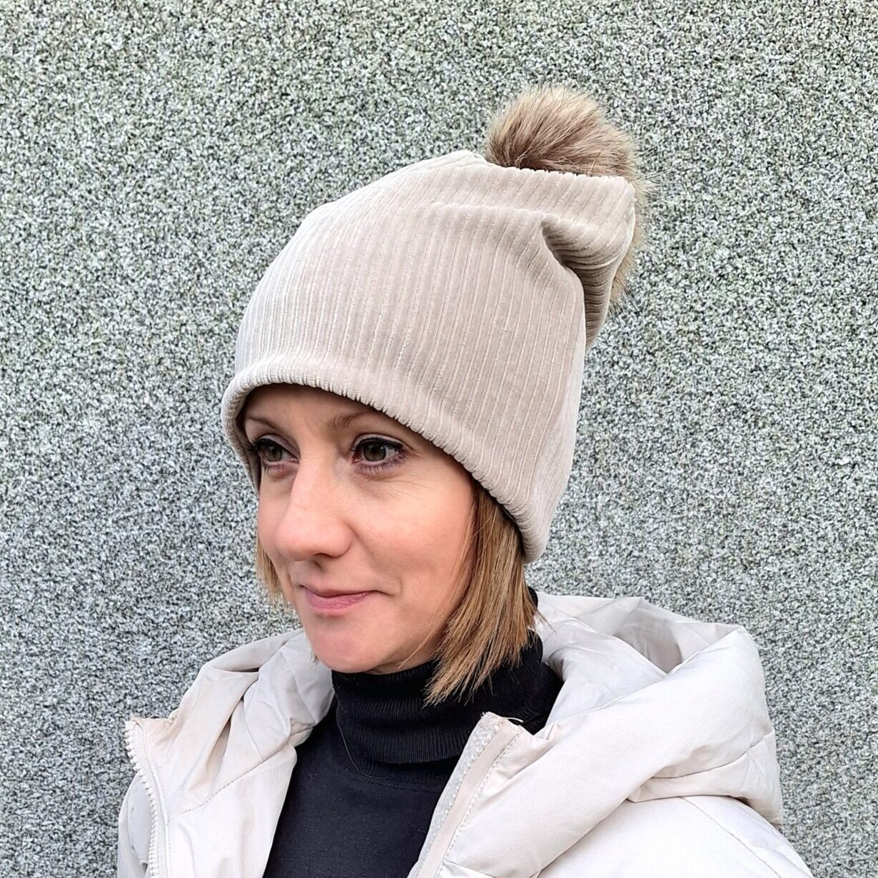 Damenhauben aus Samt – Bild 2